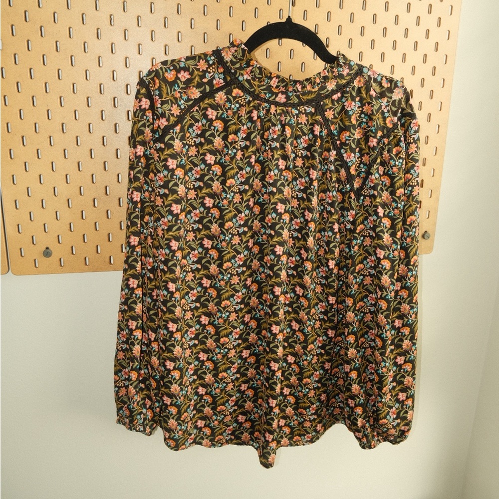 Loft lightweight, long sleeve, cinch, wrist, floral print blouse